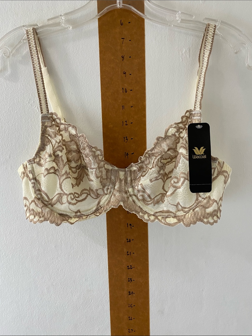 Vintage NWT Wacoal 36C Ivory Lace Underwire Bra with Taupe Embroidery